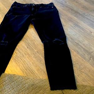 Ripped knee Banana skinny jeans